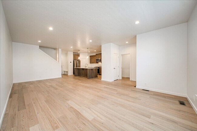 Building Photo - Low Maintenance Townhome in Southwest Boise