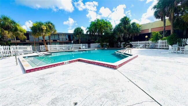Foto del edificio - 7900 S Orange Blossom Trail