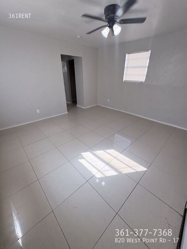 Foto del edificio - 820 W Point Rd