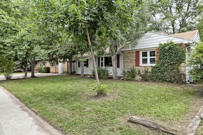 Building Photo - Students Welcome! 3 Bed / 1.5 Bath Ranch Near CSU – Large Fenced Yard | Pets Welcome | Flexible L...