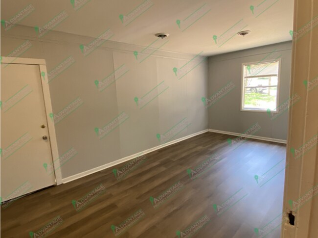 Building Photo - Cute 4 bedroom