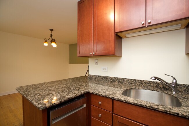 Building Photo - 650 W Wrightwood Ave