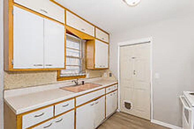 Building Photo - Beautifully remodeled 3 bedroom/1 bath in ...