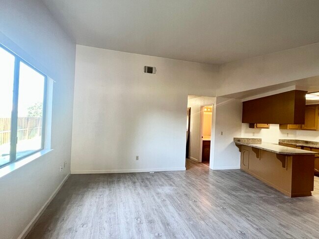 Building Photo - Beautiful 3 bedroom 2 bath in Carmichael!