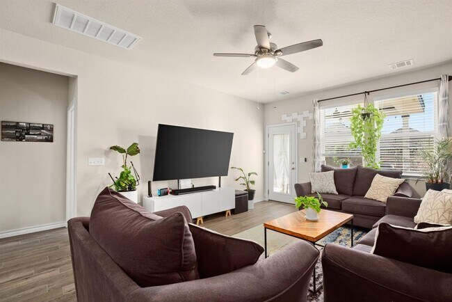 Foto del edificio - 11903 Clayton Creek Ave