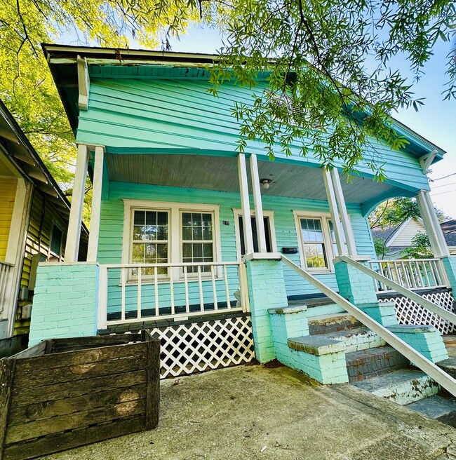 Building Photo - DOWNTOWN - 2 Bedroom - Big House! MOVE IN ...