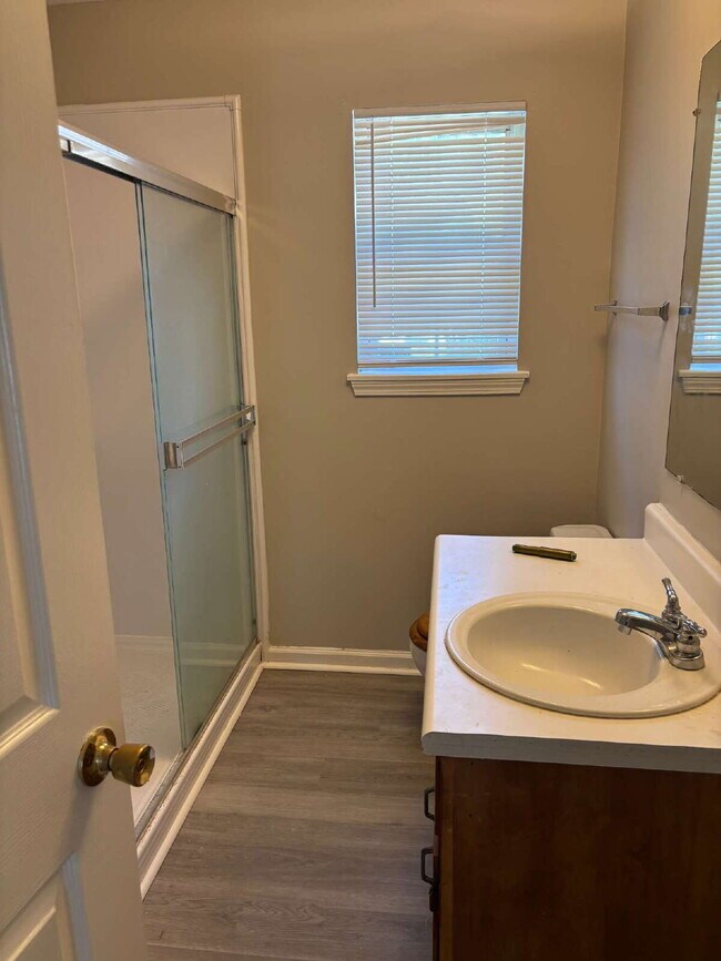 Building Photo - "Charming 3-Bedroom Home with Cozy 987 Sq Ft Living Space in Oak Grove!"