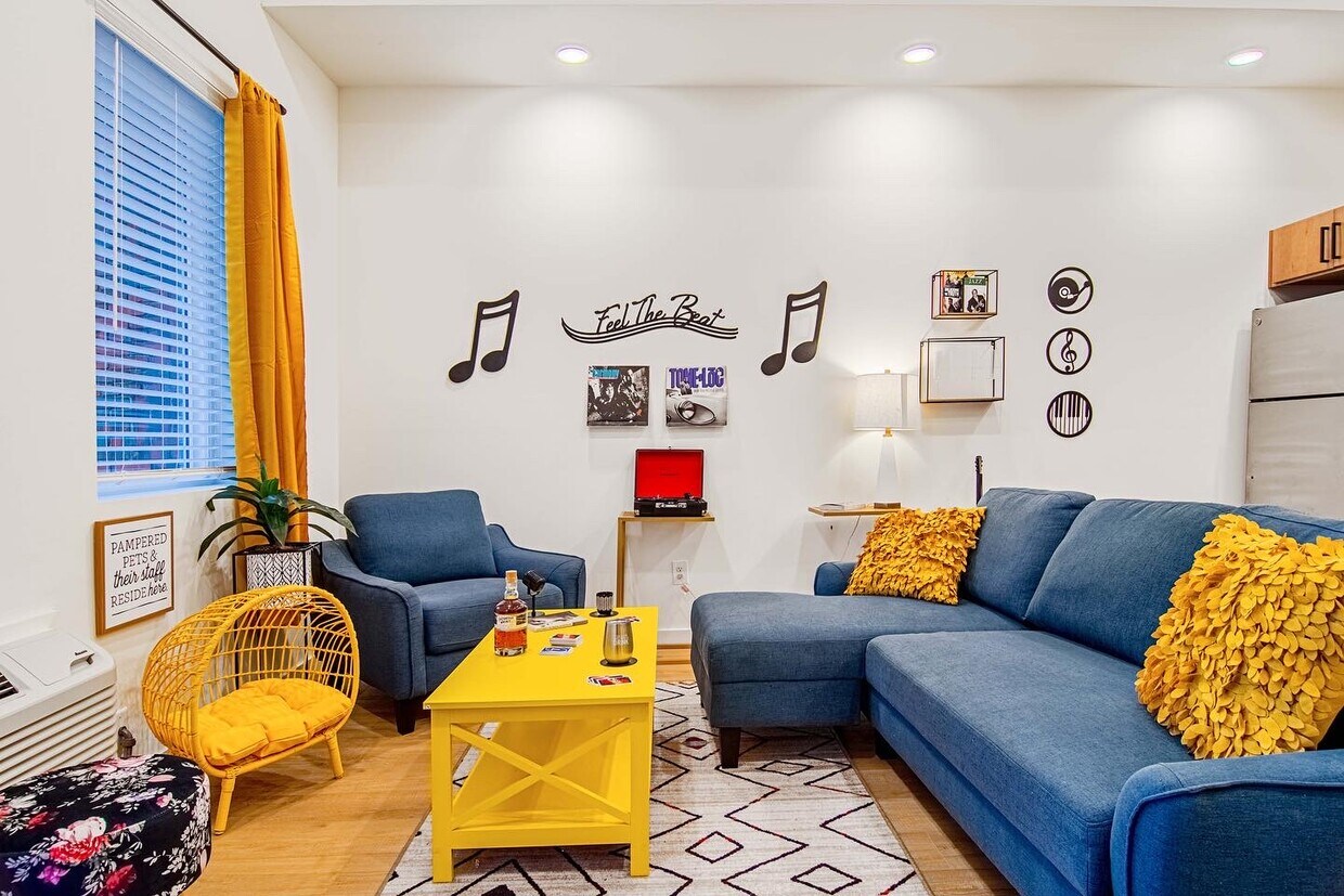 Living room - 625 E Main St