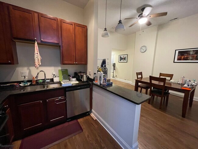 Foto del edificio - 1624 N LaSalle Dr