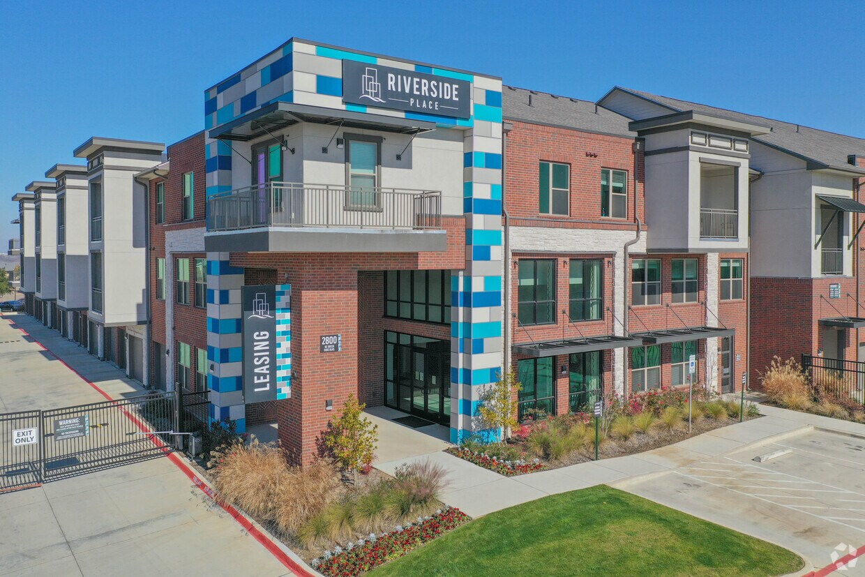 Riverside Place Apartments 2800 NE Green Oaks Blvd Grand Prairie, TX