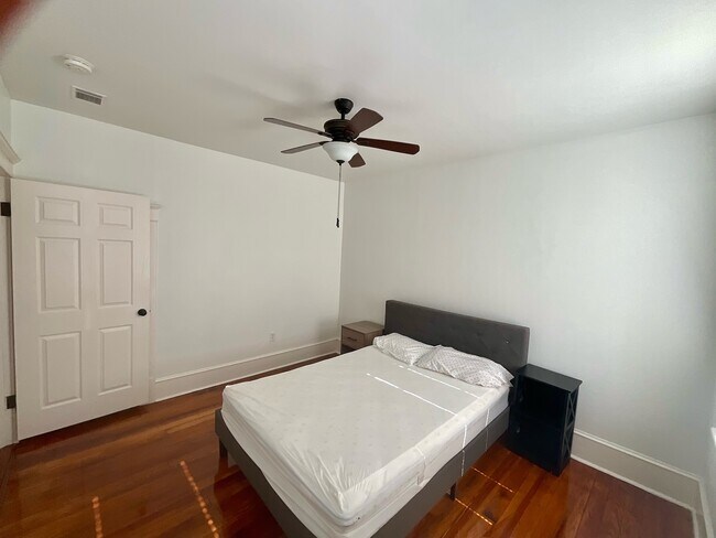 Building Photo - 128 E Waldburg St