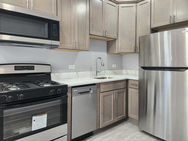 Foto del edificio - 3750 W Irving Park Rd