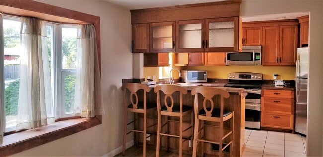 Building Photo - One Block to Lake Washington, Available Aug 1st