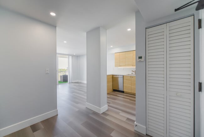 Foto del edificio - 1800 W 24th St