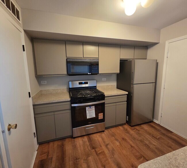 Building Photo - 407 Trenton Ct