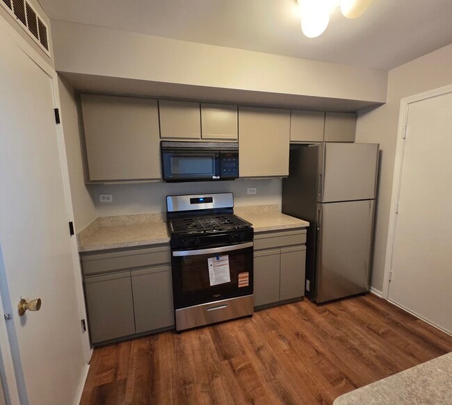 Foto del edificio - 407 Trenton Ct
