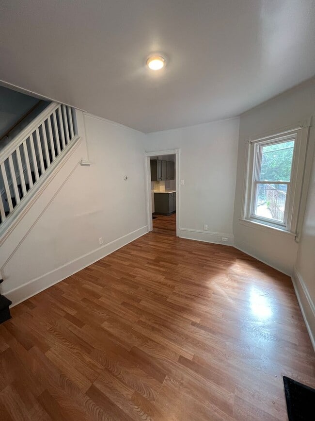 Foto del edificio - FOUR BEDROOM/ONE BATH ROW