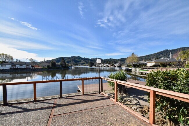 Foto del edificio - Rare Lagoon Front Property in Corte Madera...