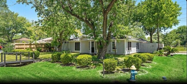 Foto del edificio - 9402 Alcott Dr