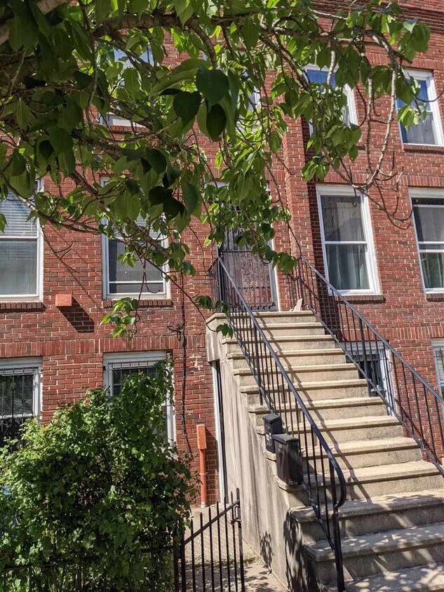 236 Grand St, Jersey City, NJ 07302 Room for Rent in Jersey City, NJ