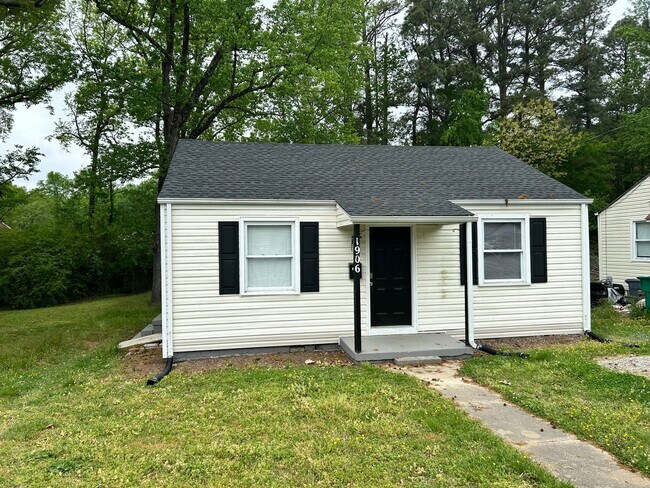 Building Photo - Great 2 Bedroom Home in Colonial Heights A...