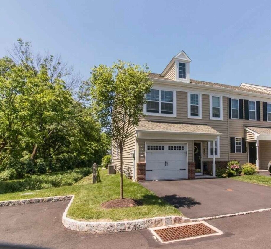 Primary Photo - 216 Moore Ct