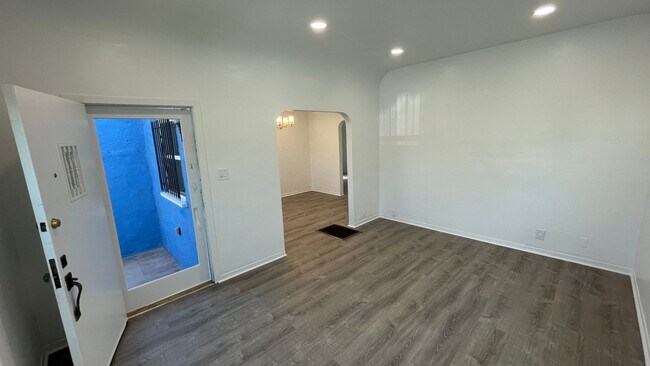 Building Photo - West LA Gem - 2 bed / 1 bath