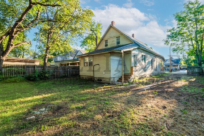 Building Photo - 1329 N Wellington Pl