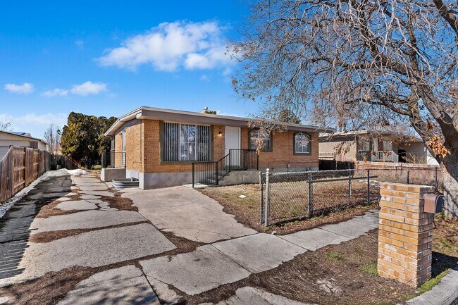 Foto del edificio - Updated 6 bedroom home is a must see!!