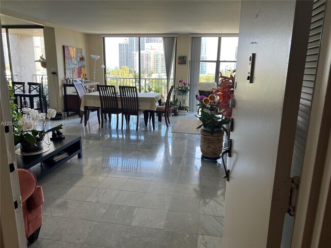 Foto del edificio - 17600 N Bay Rd