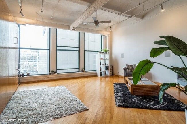 Building Photo - 633 S Plymouth Ct