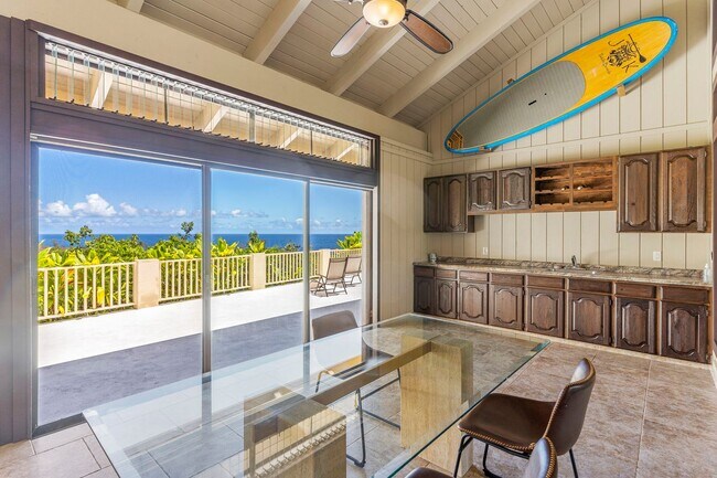 Foto del edificio - Completely Remodeled 3 Bed/3 Bath with Exp...