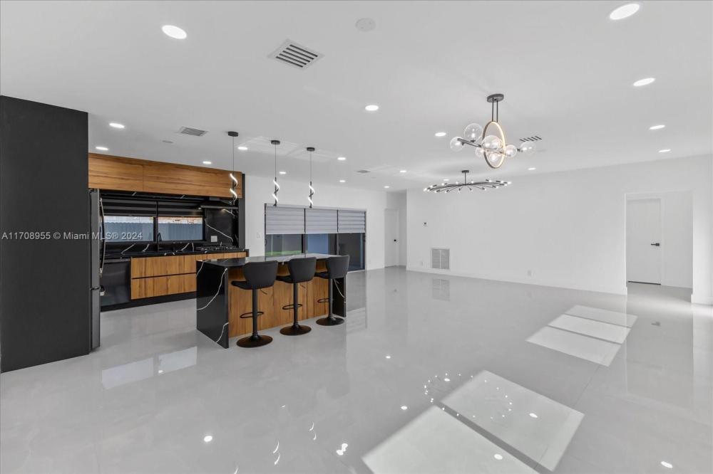 Foto principal - 5 bedroom in North Miami Beach FL 33179