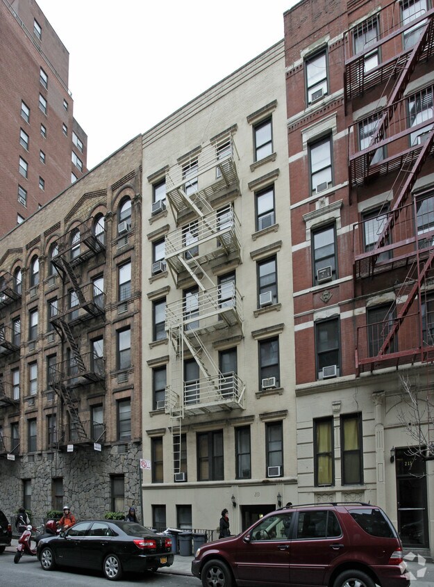 Foto del edificio - 213-215 E 25th St