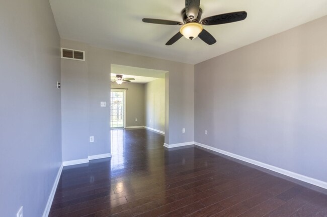 Building Photo - Lovely 4 BR/2 Full BA & 2 Half BA Single-F...