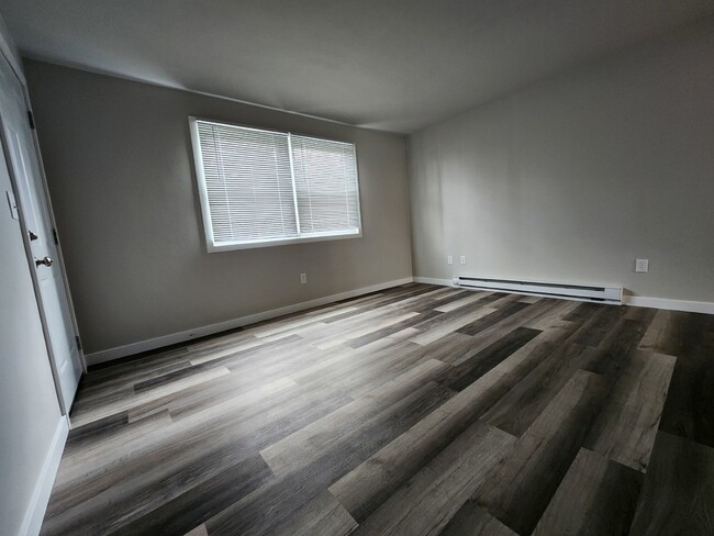 Building Photo - FREE RENT - 1 month free Updated Upper Lev...