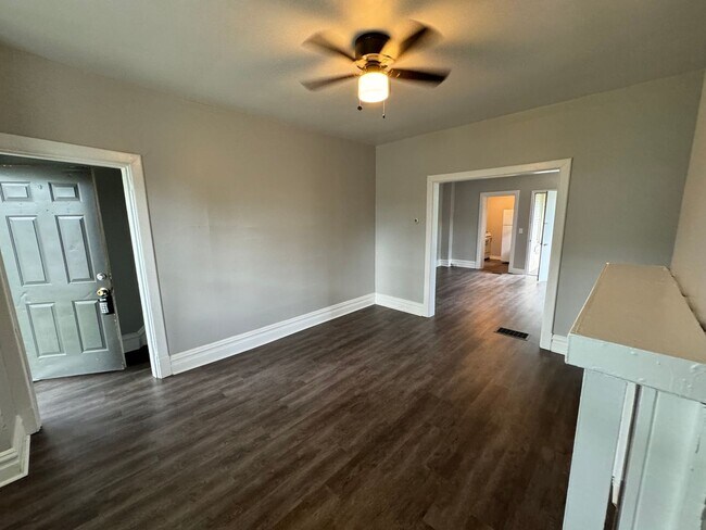 Building Photo - Lovely two bedroom, 1 bathroom Townhome on...