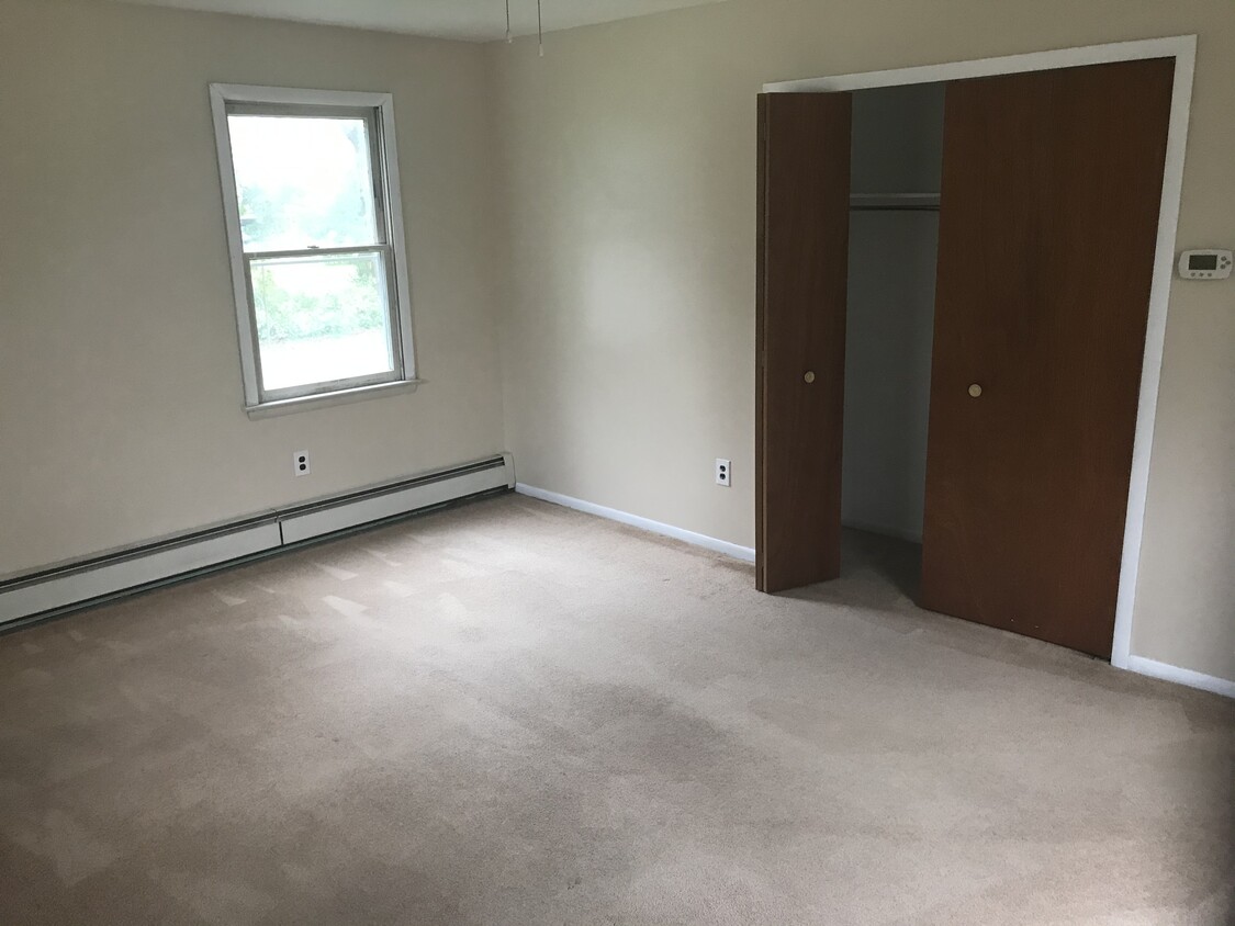 Large bed - 111 Hillcrest Ave