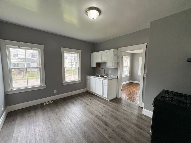 Foto del edificio - Three bedroom one bathroom single story home for rent