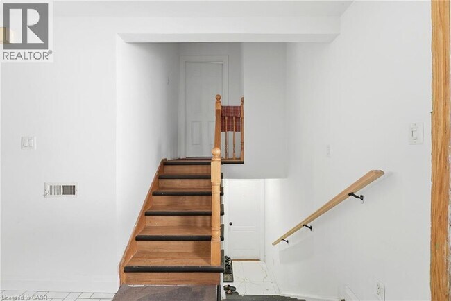 Building Photo - 58 Tupper Crescent