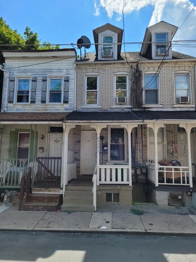 Primary Photo - 1 N Church St