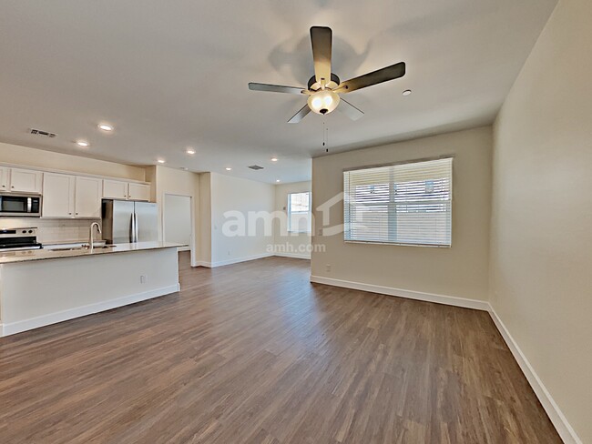 Foto del edificio - 5927 W Larkspur Dr