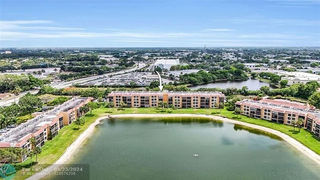 Foto del edificio - 6241 Coral Lake Dr