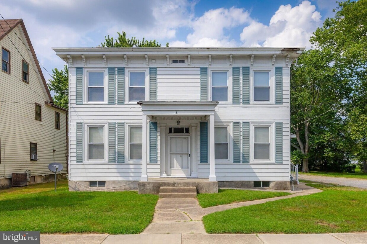 Primary Photo - 18 Main St