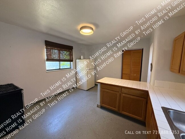 Building Photo - 1220 E San Rafael St