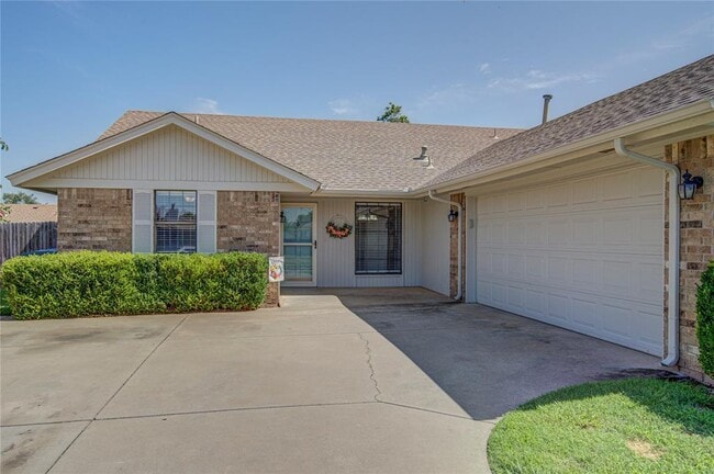 Building Photo - 2109 Shamrock Dr