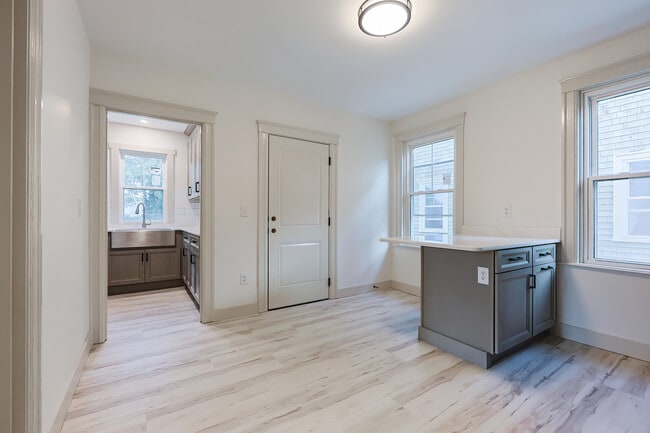 Building Photo - 65 Burton St