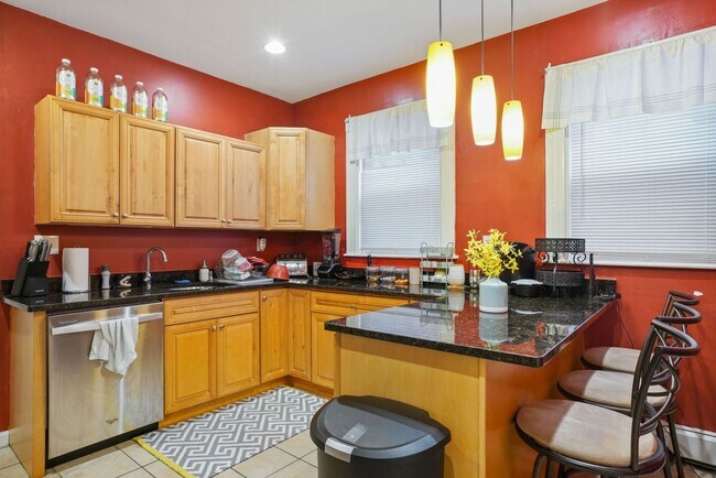 Foto del edificio - 9/1/26 No Fee! Spacious Mission Hill/Brigham Circle 3BR w/d in unit!