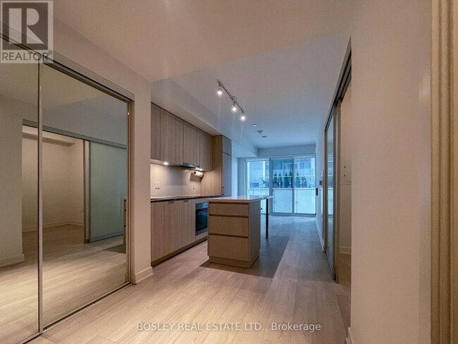 Building Photo - 15-315 Queens Quay E