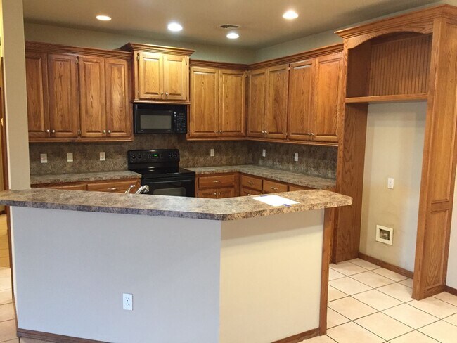 Building Photo - 2 Bed 2 Bath duples in Moore!